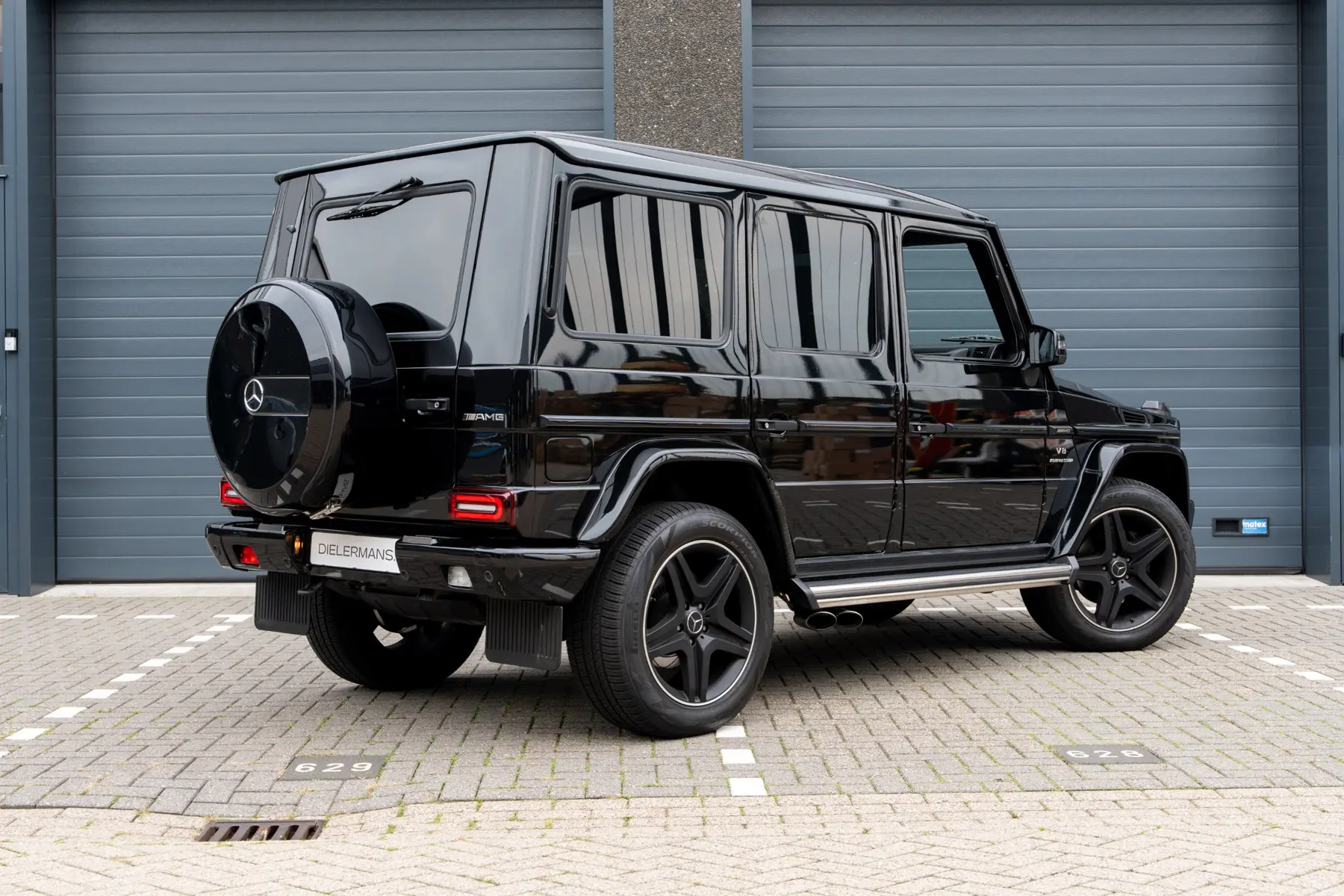 Zwarte Mercedes-AMG G-Klasse voor het pand van Dielermans in Moordrecht
