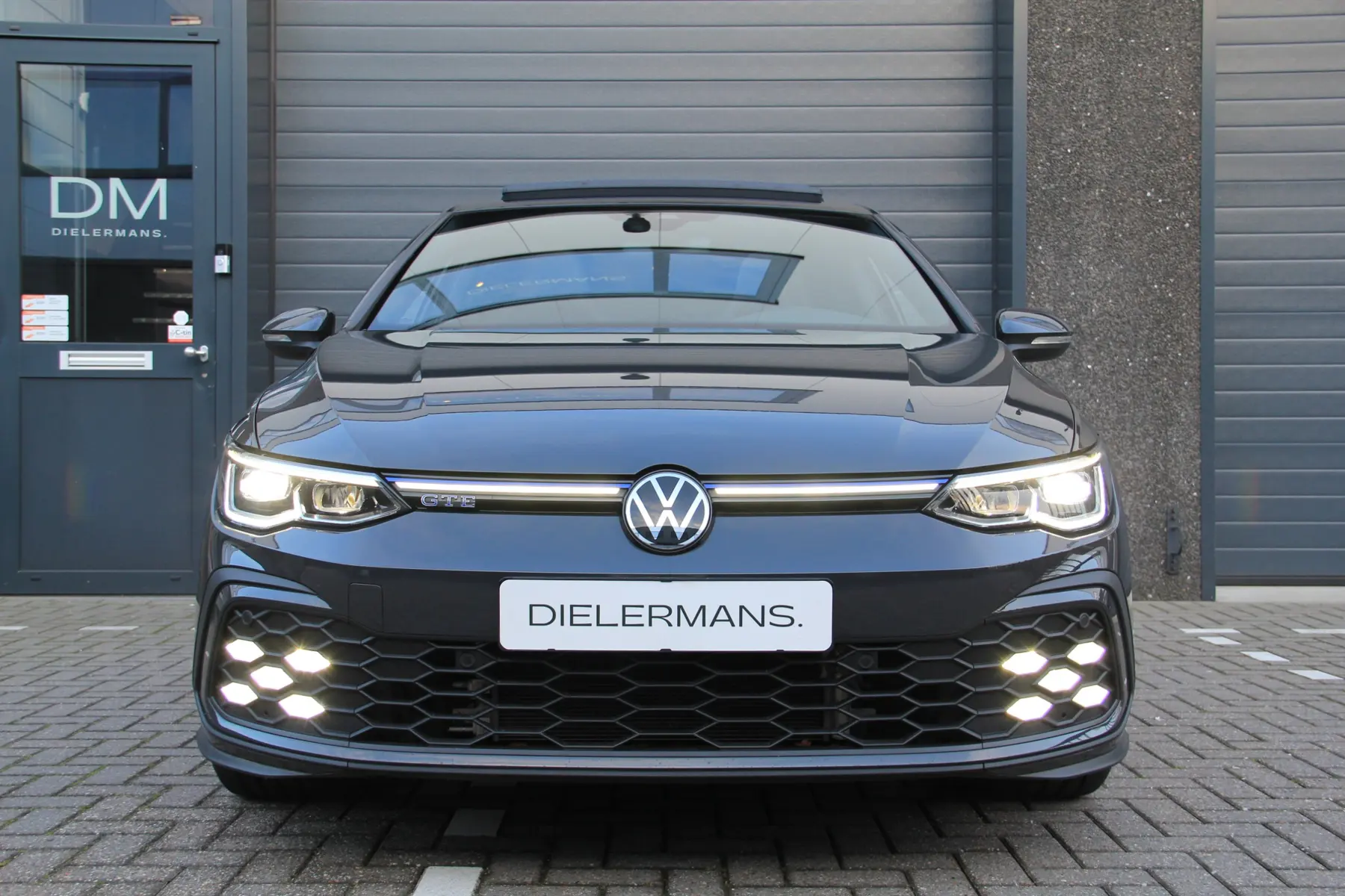 Grijze Volkswagen Golf GTE van voren bij Dielermans