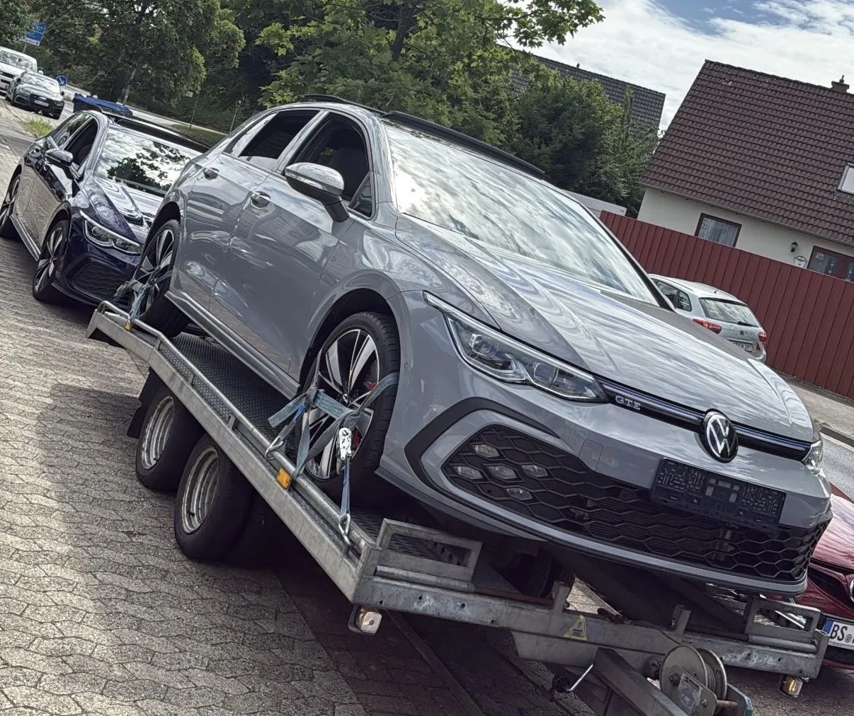Volkswagen Golf GTE op de trailer, opgehaald in Duitsland