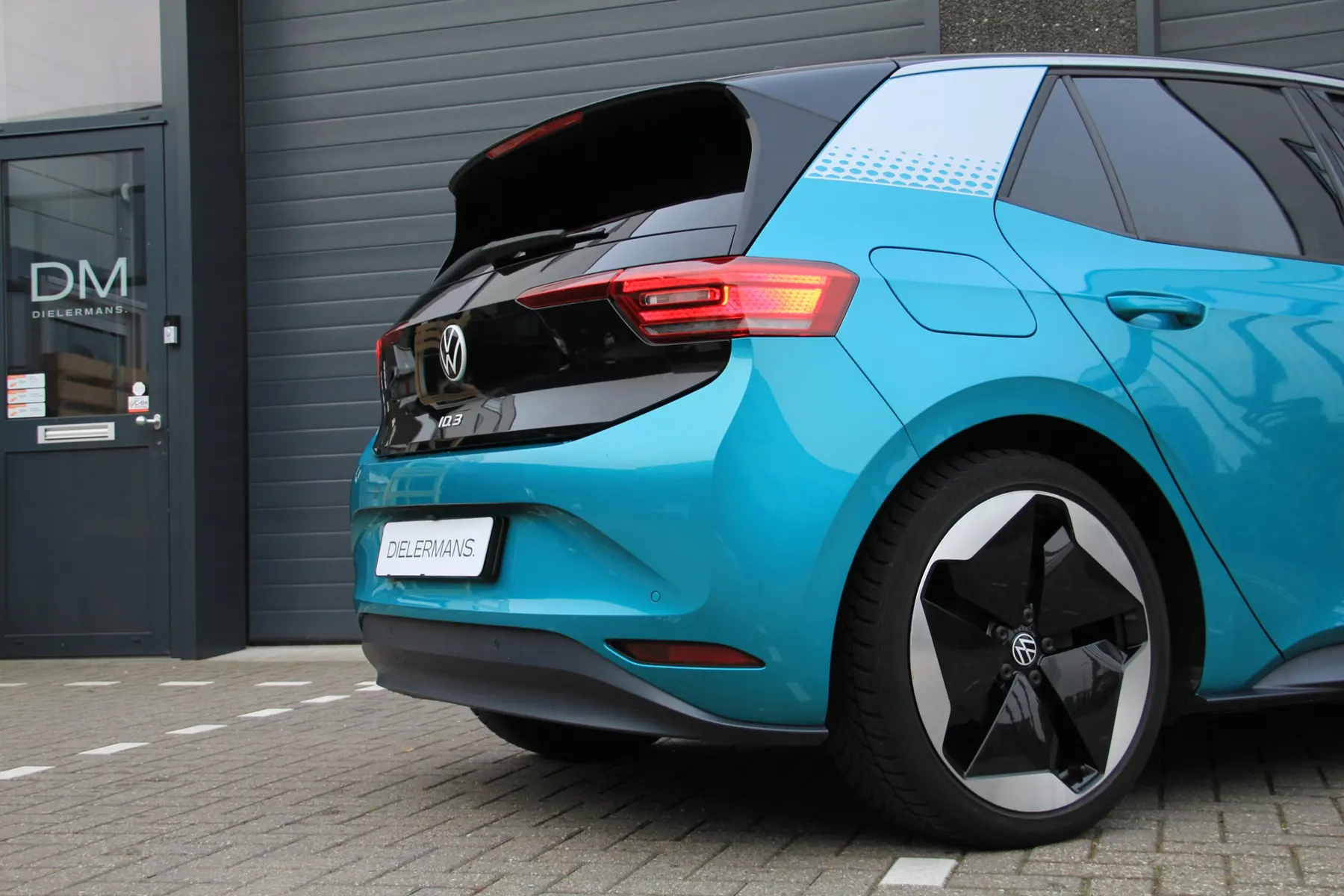 Volkswagen ID.3 voor het pand van Dielermans