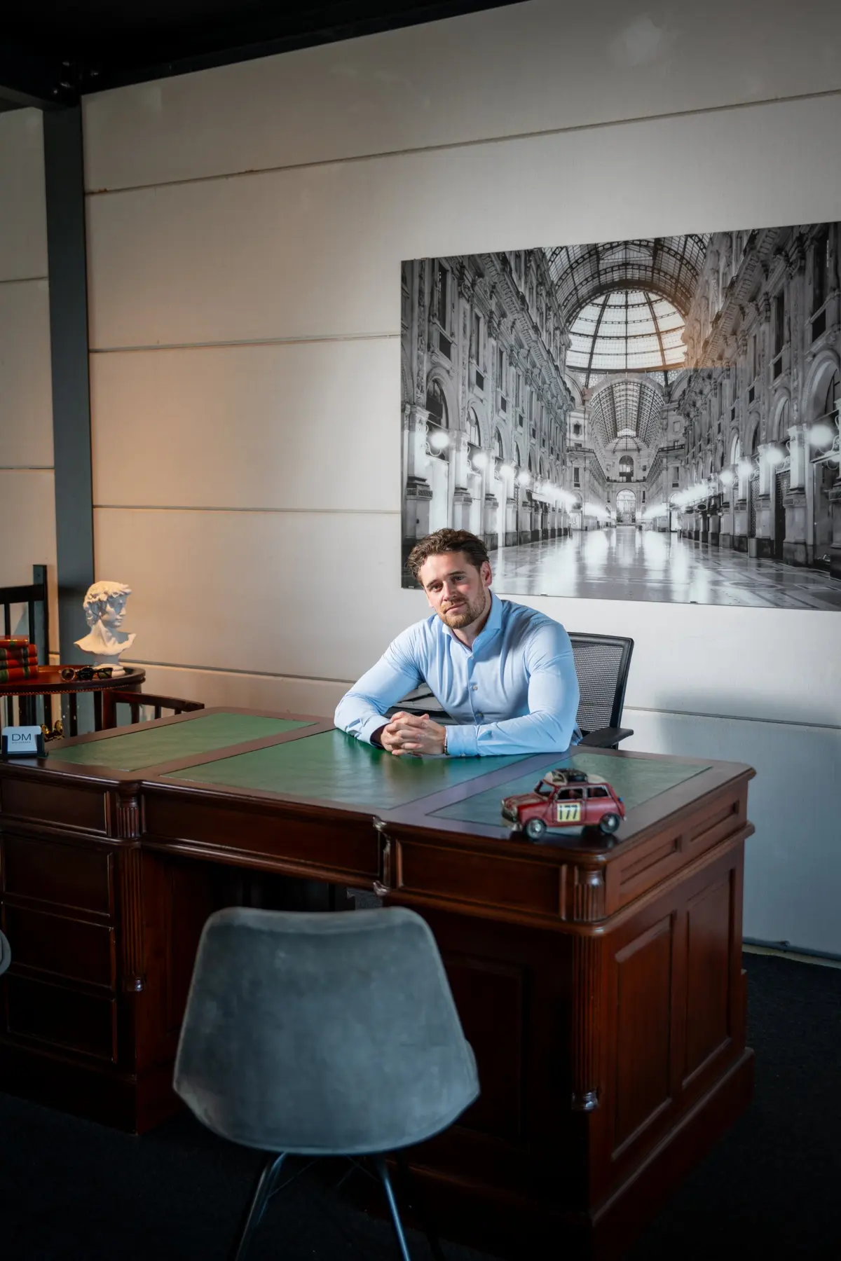 Nick Dieleman aan zijn bureau bij Dielermans