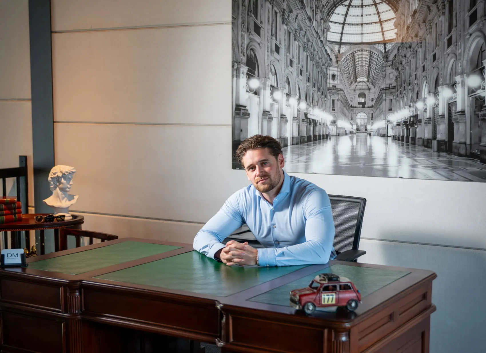 Nick Dieleman aan zijn bureau bij Dielermans