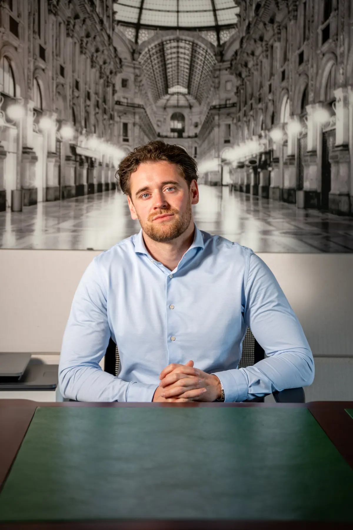 Portret van Nick Dieleman aan zijn bureau