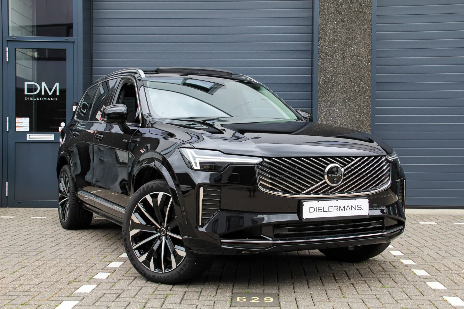 Zwarte Volvo XC90 voor het pand van Dielermans